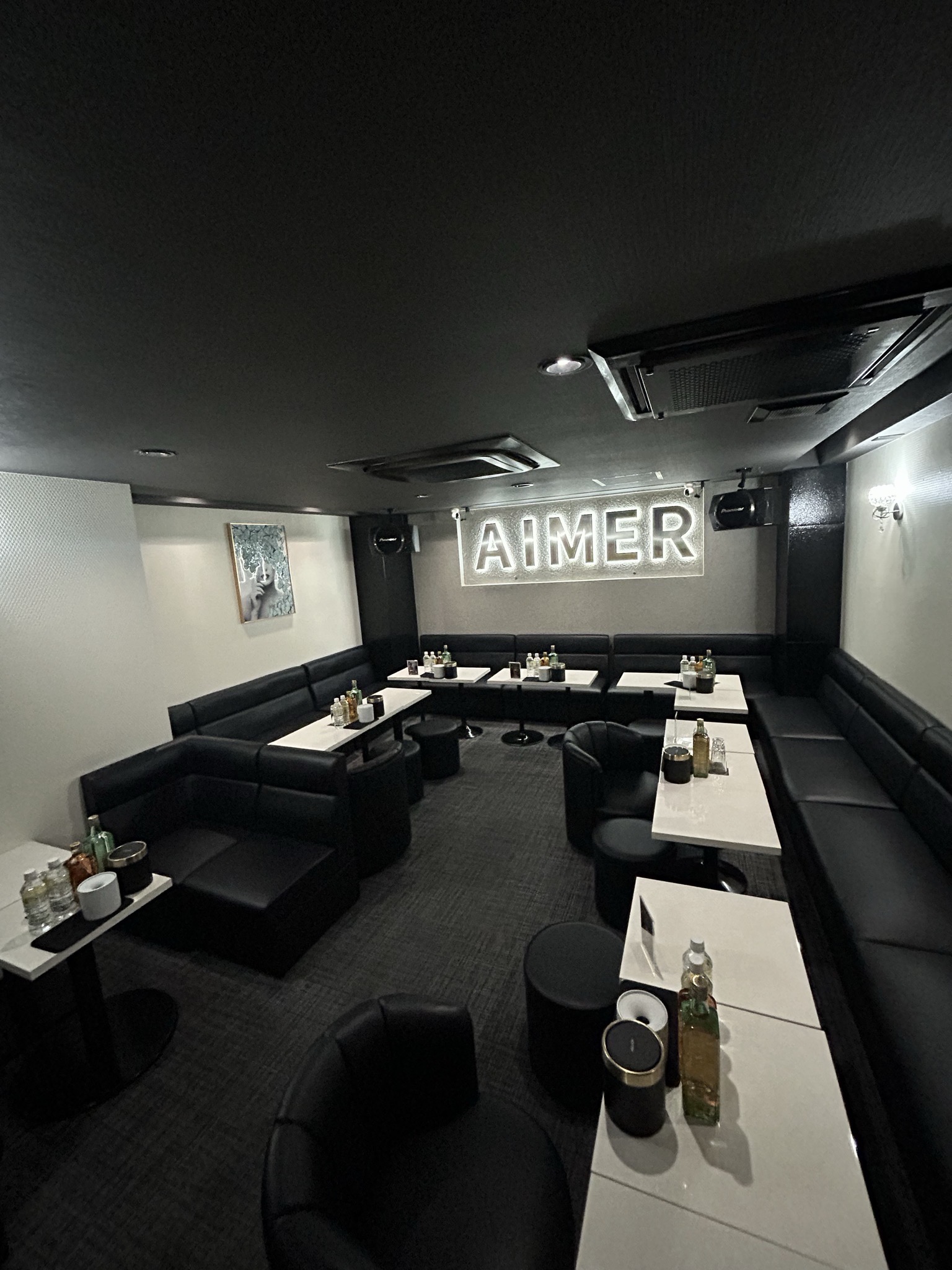 lounge AIMER やわらかな光に満ちたメインフロア